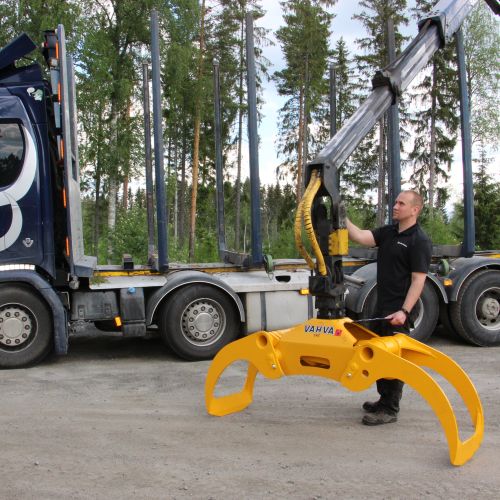 Nosturitarkastaja tarkistaa puuauton puutavaranosturia.